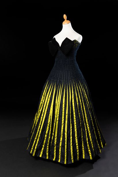Jean PATOU (attribuée à) 
Très belle robe du soir en façonné de soie noire, chenille...