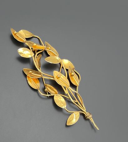 Guy LAROCHE 
Broche en métal doré à décor d'un bouquet stylisé
Signée
L : 13 cm