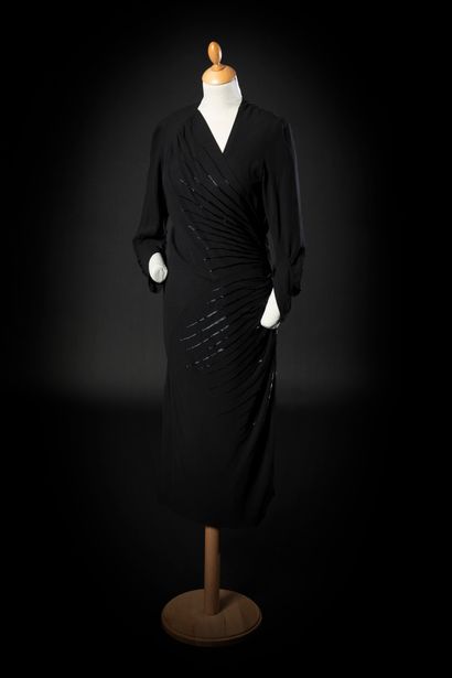Marie-Louise BRUYÈRE 
Elégante robe de cocktail en crêpe noir à manches 3/4 resserrées...