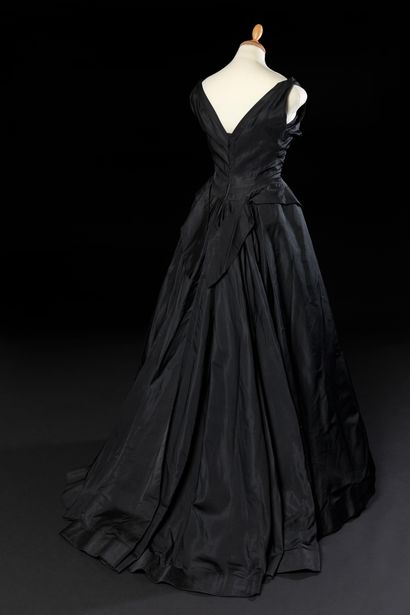 Pierre BALMAIN n°68-6-96 
Très jolie robe de bal à traîne en faille noire et son...