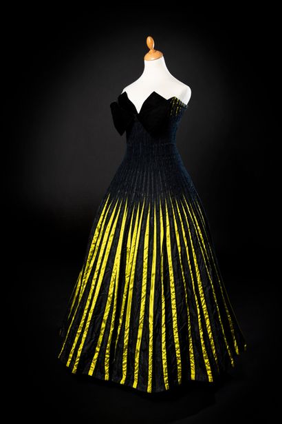 Jean PATOU (attribuée à) 
Très belle robe du soir en façonné de soie noire, chenille...
