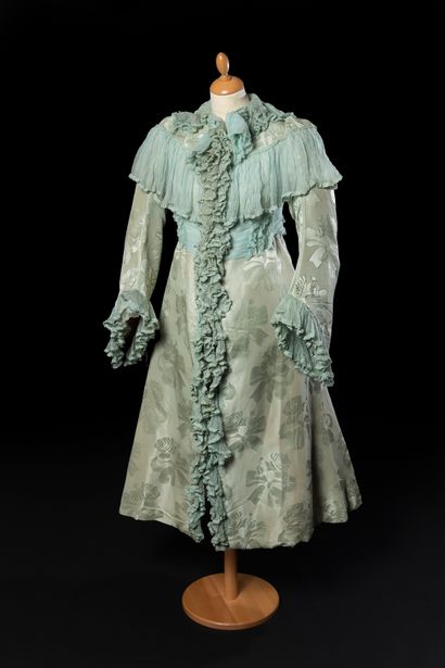 Jacques DOUCET 
Opera coat in damask silk faille decorated with knotted roses in...