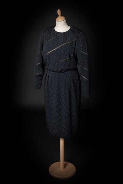 Christian DIOR n° 70363 
Little afternoon dress in shaped crepe with pastille motifs,...