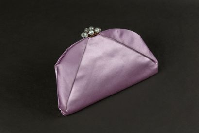Violette GORNILLE Paris 
Sac du soir de forme coquille en soie mauve plissée deux...