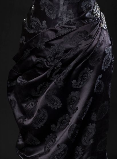 Maggy ROUFF 
Robe du soir en satin noir façonné de motifs cachemire rebrodés de tubes...