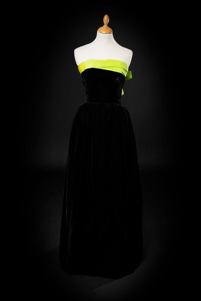 Michel GOMA 


Robe bustier du soir en velours noir agrémentée d'un plissé en ottoman...