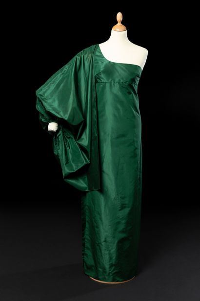 GRÈS (Germaine Krebs) 
Evening dress in dark green silk taffeta. Asymmetrical neckline...