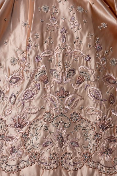 Michel GOMA (attribué à) 
Robe de grand soir en satin rose poudré très richement...