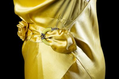 ANONYME 
Robe du soir en satin jaune taillé dans le biais, bustier asymétrique, corsage...