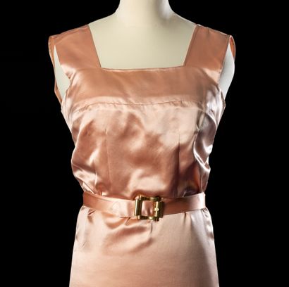 ELSA SCHIAPARELLI (1890-1973) 


Robe du soir en satin de soie rose, décolleté carré...