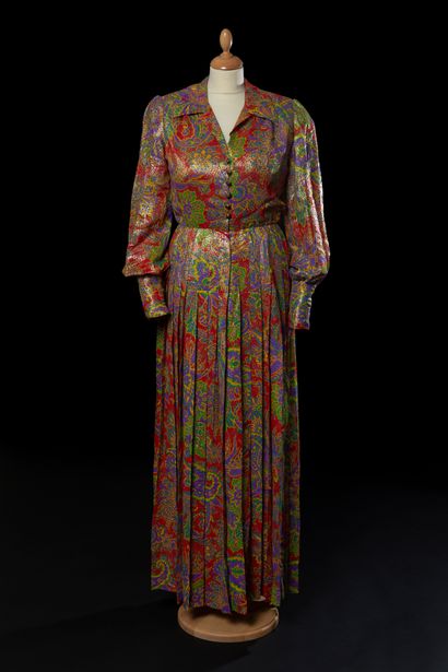 YVES SAINT LAURENT n° 31283 
Robe longue en lamé polychrome à décor inspiré du cachemire....