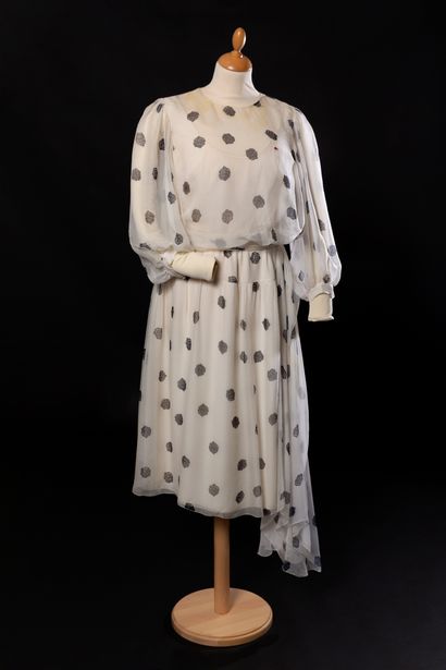 Christian DIOR n° 70411 
White muslin afternoon dress printed with black stylised...