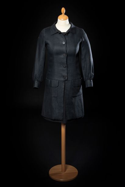 Hubert de GIVENCHY N°45481 
Summer outfit in black linen. Sleeveless dress. Coat...
