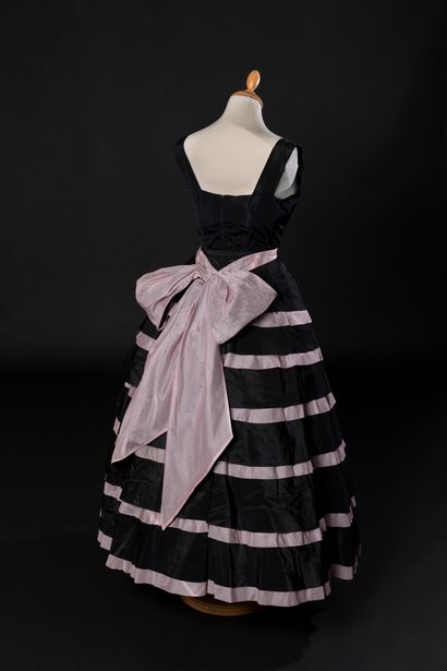 Jacques Griffe 
Sleeveless ball gown in black taffeta interspersed with powder pink...