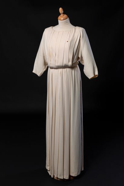 Christian DIOR n° 70290 
Ivory crepe cocktail or evening gown marked at the waist,...