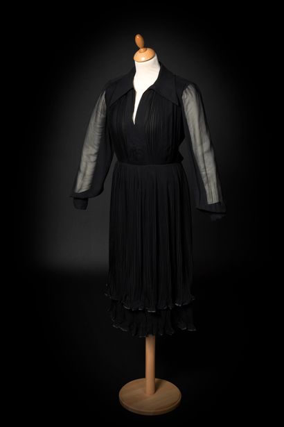 JOSTE - Christian DIOR 
Petit robe noire en mousseline finement plissée, jupe à deux...