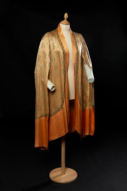CALLOT Soeurs n° 2827 
Evening coat in peach silk satin with gold lamé flower motifs,...