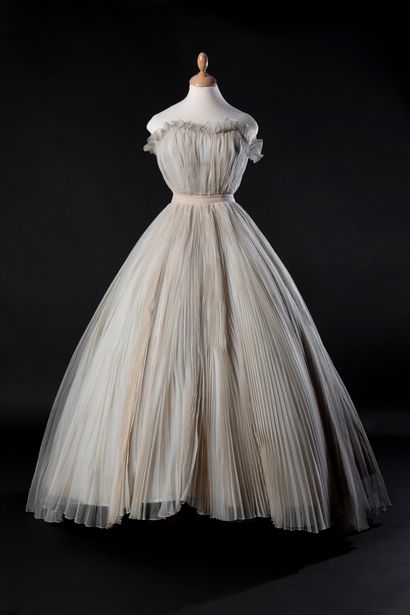 CHRISTIAN DIOR 
Evening dress in ivory silk organza, fully pleated. Tulle and ivory...