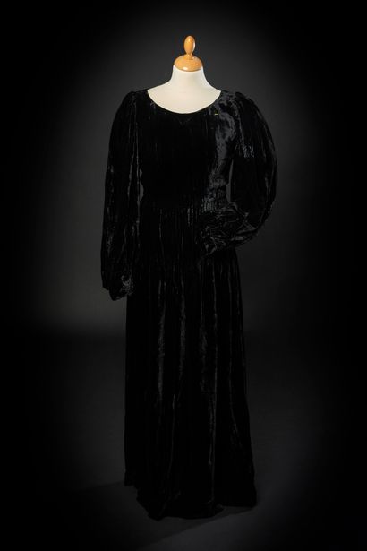 YVES SAINT LAURENT n° 31275 
Robe longue du soir en panne de velours noir, grand...