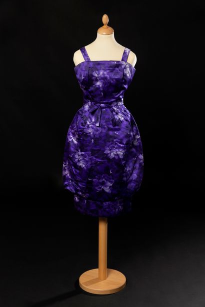 Pierre BALMAIN 
Jolie robe de cocktail en ottoman imprimé sur chaîne de fleurs dans...