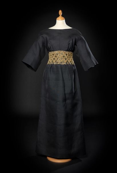 Jean PATOU Haute Couture 
Robe longue de cocktail en toile de lin noire empesée à...
