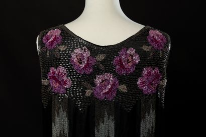ANONYME 
Robe en mousseline de soie noire à motifs de roses en perles roses et violettes...