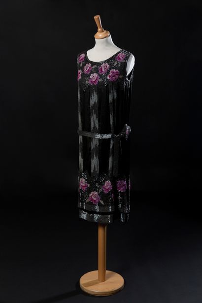 ANONYME 
Robe en mousseline de soie noire à motifs de roses en perles roses et violettes...