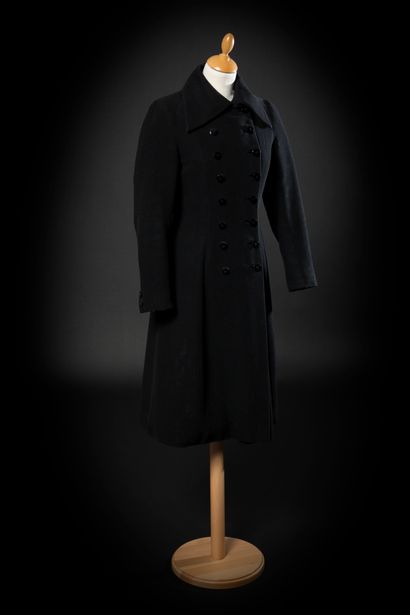 Cristobal BALENCIAGA 
Coat in the form of a frock coat in black wool. Large folded...