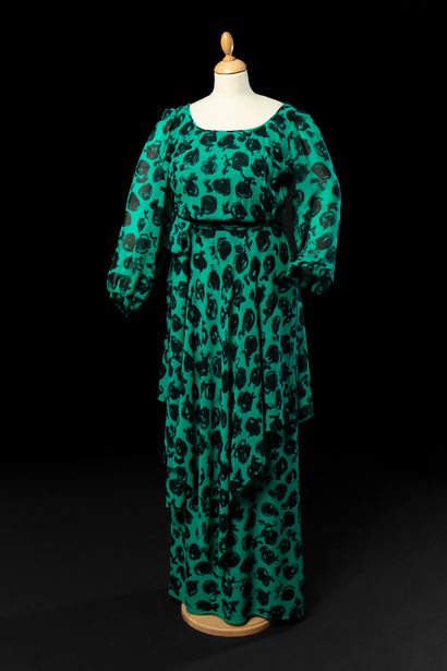 YVES SAINT LAURENT n° 31290 
Hostess dress in fine green crepe decorated with stylized...