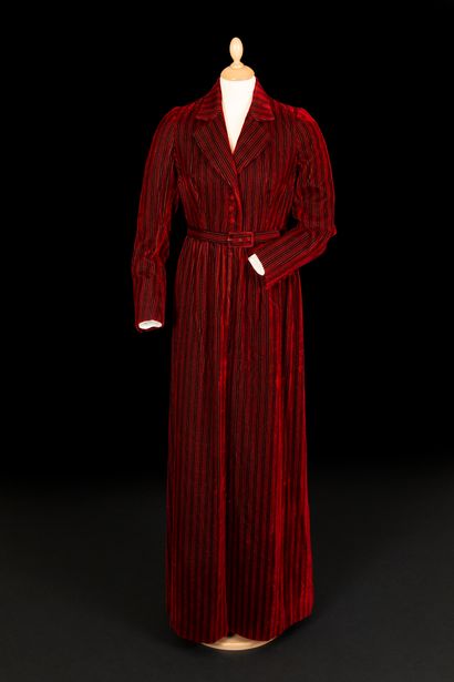 Jeanne LANVIN (attribuée à) 
Long hostess dress in thick corduroy striped with different...