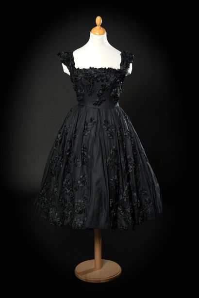 Maggy ROUFF 


Cocktail dress in black silk organza embroidered with black satin...