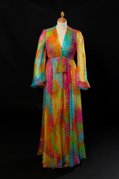 YVES SAINT LAURENT n° 18084 
Long dress in coloured printed muslin. Closed on the...