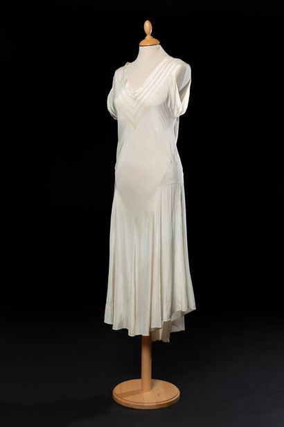 Madeleine VIONNET (attribuée à) 
Summer dress in ivory silk crepe de Chine entirely...