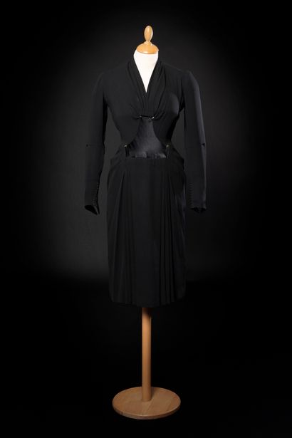 Jean PATOU n°44073 
Day dress in black crepe, yoke on the stomach worked in satin...