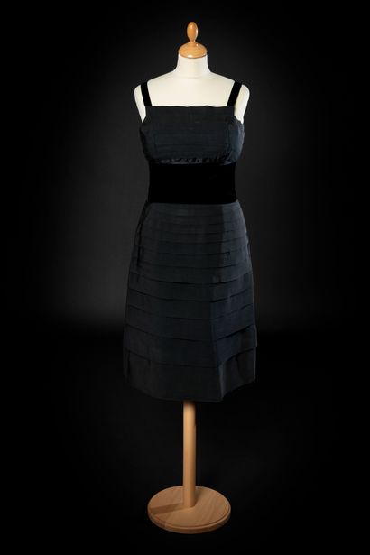JOSTE - Christian DIOR 
Cocktail dress executed by a superposition of black gradient...