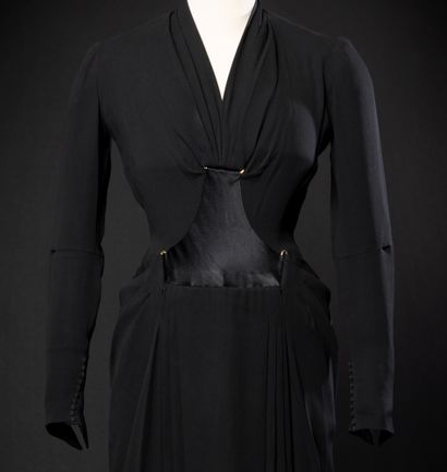 Jean PATOU n°44073 
Day dress in black crepe, yoke on the stomach worked in satin...