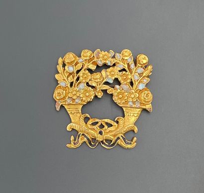 LINE VAUTRIN (1913-1997) 
Broche en métal doré émaillée à décor de bouq uets fleuris...
