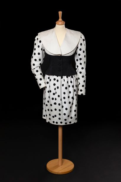 PHILIPPE VENET 
Suit in blistered cotton piqué with black polka dots, plain black...