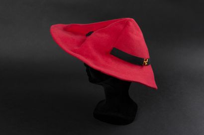 PAULETTE 
Amusant chapeau en feutre rouge à calotte pointue, agrémenté d'un gros-grain...