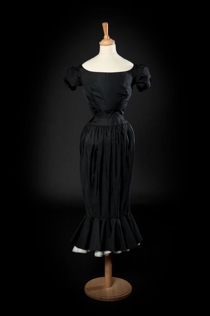 Madeleine VRAMANT 
Dinner dress in black silk ottoman. Large boat neckline, short...