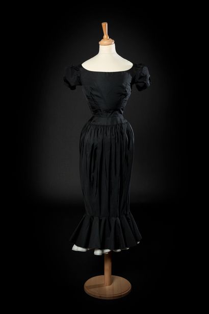 Madeleine VRAMANT 
Robe de dîner en ottoman de soie noire. Grande encolure bateau,...