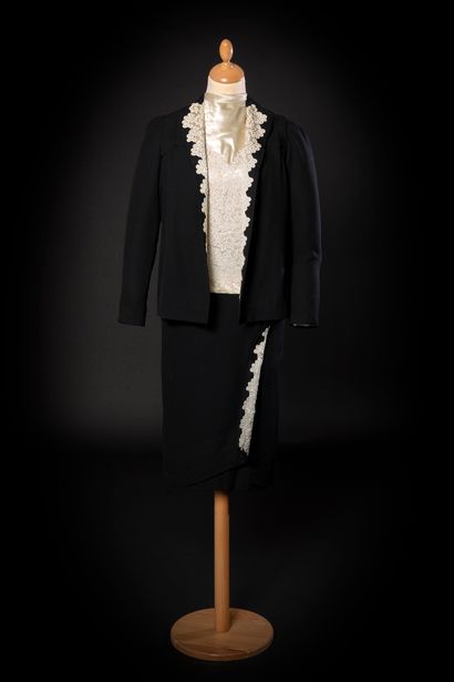 Joseph Paquin 
非常漂亮的三件套，包括3/4床单裙，外套和小气球袖子的上衣。
裙子和夹克上有划痕 Joseph PAQUIN - 10, rue Castiglione...