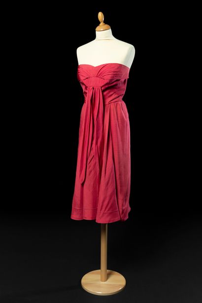 WORTH 
覆盆子色的无肩带连衣裙。
1950年左右，心形领口完成了两块板的下降。