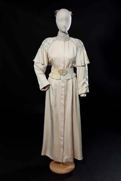 Christian DIOR n° 15202 
Wedding dress in ivory silk satin closed in the front by...