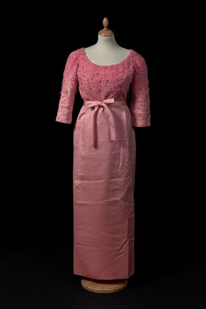 JOSTE - Christian DIOR 
Pink satin evening dress richly embroidered with pearls,...