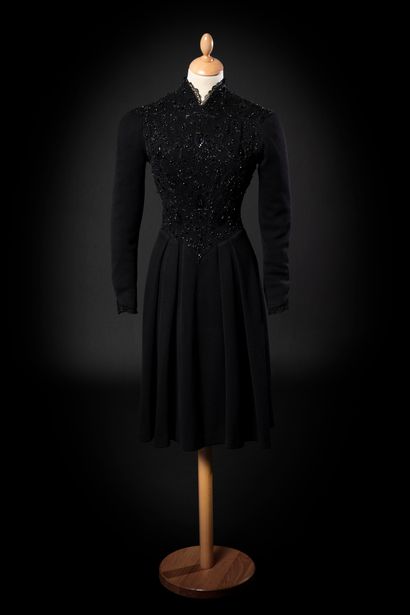 Kostio de WAR 
Dinner dress in black wool jersey. Fitted bust embroidered with jet...
