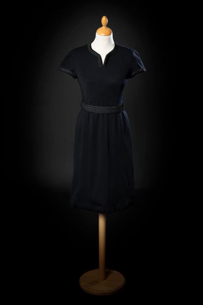 Pierre BALMAIN 
Elégante petite robe en fin jersey noir à manches courtes et galonnée...
