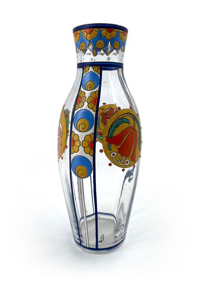 SÈVRES Vase en verre émaillé à décor de fleurs stylisées.
H. 25 cm env.