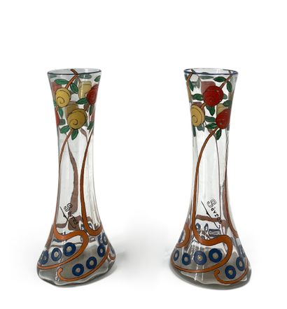 SÈVRES Paire de petits vases diabolo en verre émaillé à décor de fleurs stylisées.
Signées
H...
