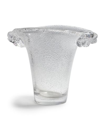 DAUM NANCY FRANCE 
Grand vase cornet en verre bullé blanc, anses pleines appliquées...